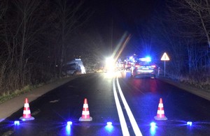 Ogólny widok na miejsce wypadku. Na pierwszym planie pachołki drogowe oraz leżące na jezdni światła błyskowe.