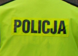 Kamizelka odblaskowa koloru żółtego z czarnym napisem o treści Policja.