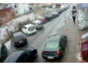 Kadr z kamery. Na zdjęciu widoczny jest mężczyzna idący chodnikiem.