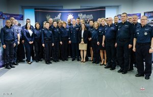 Zdjęcie grupowe. Umundurowani policjanci z KGP na czele z Komendantem Głównym Policji.