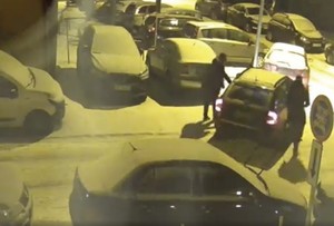 Kadr z materiału wideo, na którym widać 2 osoby wysiadające z pojazdu sprawcy.