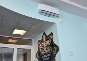 Klimatyzator zamontowany wewnątrz budynku komendy
