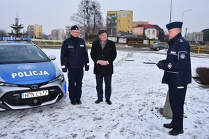 Komendant Powiatowy, Pierwszy Zastępca Komendanta Powiatowego oraz Starosta Starogardzki. W tle nowy radiowóz.