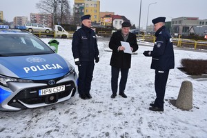 Komendant Powiatowy, Pierwszy Zastępca Komendanta Powiatowego oraz Starosta Starogardzki. W tle nowy radiowóz.