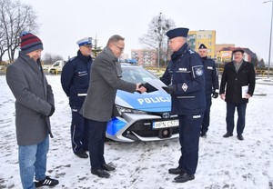 Na pierwszym planie Komendant Powiatowy dziękuje Prezydentowi Miasta za udzielone wsparcie. W tle pozostali uczestnicy uroczystości.