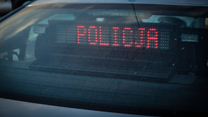Napis policja wyświetlany na tylnej szybie radiowozu nieoznakowanego.