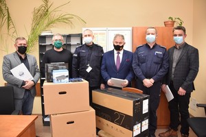 komendant Powiatowy Policji oraz przedstawiciele gmin, które przekazały darowiznę rzeczową.