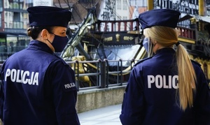 Policjantki w czasie patrolu. W tle widoczny statek dokujący przy nabrzeżu Motławy.