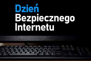 Grafika obrazkowa. Monitor komputera z napisem: Dzień bezpiecznego Internetu. Poniżej monitora znajduje się klawiatura komputera