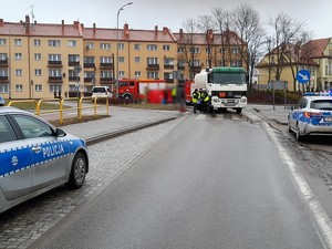 Ogólny widok na miejsce wypadku. Na pierwszym planie policyjne radiowozy, a w oddali widać interweniujących funkcjonariuszy.