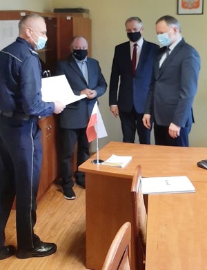 Przedstawiciele samorządów w czasie przekazania nowego sprzętu komputerowego.