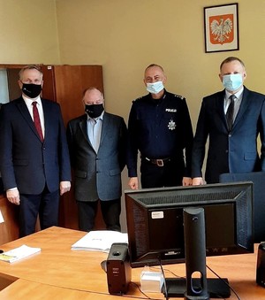 Przedstawiciele samorządów w czasie przekazania nowego sprzętu komputerowego.