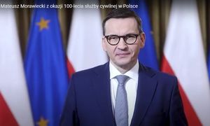 Wizerunek Mateusza Morawieckiego - Prezesa Rady Ministrów na tle flag Polski i UE.