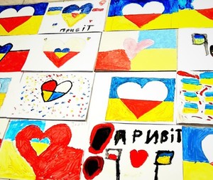 Grafika obrazkowa. Obrazek namalowany kredkami przez dzieci.