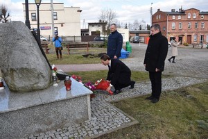 Uczestnicy obchodów Narodowego Dnia Pamięci Żołnierzy Wyklętych podczas uroczystości.