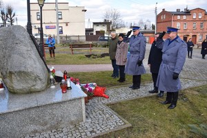 Delegacja policjantów oddaje honor po złożeniu kwiatów przy pomniku Prezydenta RP Lecha Kaczyńskiego.