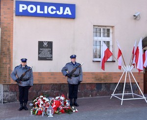 Warta Honorowa przy tablicy upamiętniającej Żelaznego.