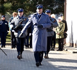 Dowódca wprowadza wartę honorową na miejsce uroczystości.