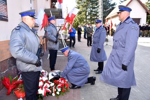 Komendant Powiatowy Policji składa wieniec przed tablicą upamiętniającą Zagończyka.