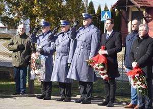Policjanci oddają honory w czasie śpiewania Hymnu Państwowego.
