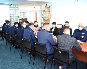 Aula Komendy Powiatowej Policji w Starogardzie Gdańskim. Policjanci siedzą przy stole konferencyjnym.