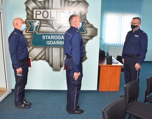 Aula Komendy Powiatowej Policji w Starogardzie Gdańskim. Rozpoczęcie odprawy. Funkcjonariusz składa meldunek insp. Bogusławowi Ziembie.