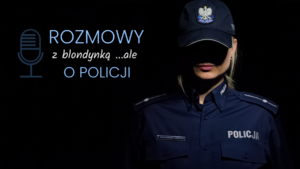 Policjantka w granatowym mundurze z czapką na głowie na ciemnym tle. W lewej części graficzny znak mikrofonu oraz napis o treści &quot;Rozmowy z blondynką  ...ale o Policji&quot;.