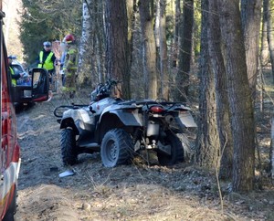 Quad rozbity na drzewie.