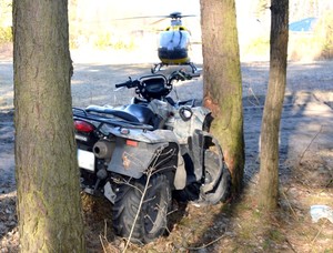 Quad rozbity na drzewie.