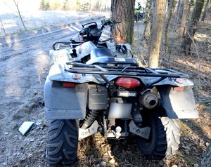 Quad rozbity na drzewie.