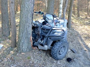 Quad rozbity na drzewie.