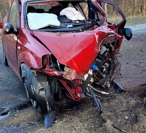 Zdjęcie rozbitego chevroleta. Widok od rozbitego przodu.