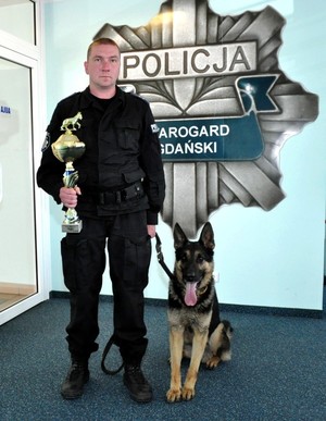 Roki ze swoim przewodnikiem prezentują zdobyty puchar.