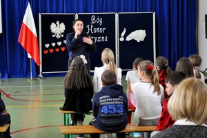 Policjantka na zajęciach z uczniami.