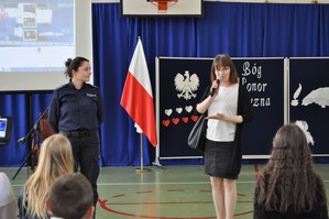 Policjantka na zajęciach z uczniami.