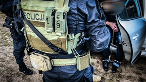 Policjant SPAP z założoną kamizelką kuloodporną.