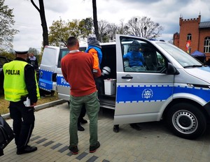 Policjanci na festynie prezentują swoje pojazdy i wyposażenie.