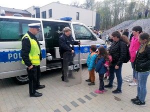 Policjanci na festynie prezentują swoje pojazdy i wyposażenie.