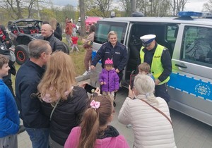 Policjanci na festynie prezentują swoje pojazdy i wyposażenie.