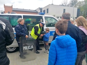 Policjanci na festynie prezentują swoje pojazdy i wyposażenie.