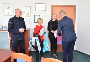 Prezydent Starogardu Gdańskiego gratuluje chłopcu godnej naśladowania postawy.