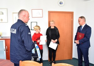 Zdjęcie na którym od lewej stoją: Komendant Powiatowy Policji, Marcel i jego Matka oraz prezydent Starogardu Gdańskiego.