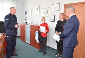 Gabinet Komendanta. Od lewej stoją: Komendant Powiatowy Policji, Marcel i jego Matka oraz prezydent Starogardu Gdańskiego.