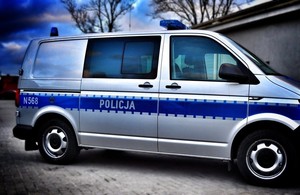 Zaparkowany radiowóz policyjny. Widok prawego boku.