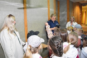 Strzelnica policyjna. Funkcjonariuszka opowiada dzieciom o pracy policji.