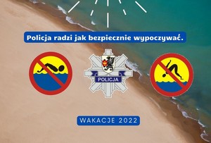Grafika obrazkowa. Znaki zakazujące pływania i skoków do wody. Pomiędzy nimi gwiazda policyjna z herbem powiatu. wszystko na tle morza i plaży.