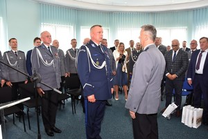 Na zakończenie uroczystości, policjant składa meldunek Pierwszemu Zastępcy Komendanta Wojewódzkiego Policji w Gdańsku.