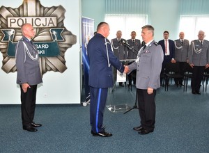 Na początku uroczystości, policjant składa meldunek Pierwszemu Zastępcy Komendanta Wojewódzkiego Policji w Gdańsku.
