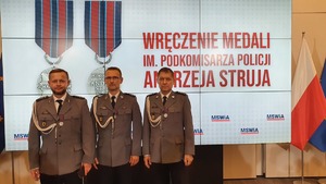 Odznaczeni policjanci na scenie w miejscu odbywania się gali wręczenia nagród.