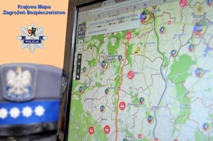 Grafika obrazkowa. Monitor komputera z krajową mapą zagrożeń bezpieczeństwa. W dolnej lewej stronie czapka policyjna. W górnej lewej części zdjęcia Logo policyjne z herbem powiatu starogardzkiego oraz napis o treści: Krajowa Mapa Zagrożeń Bezpieczeństwa.